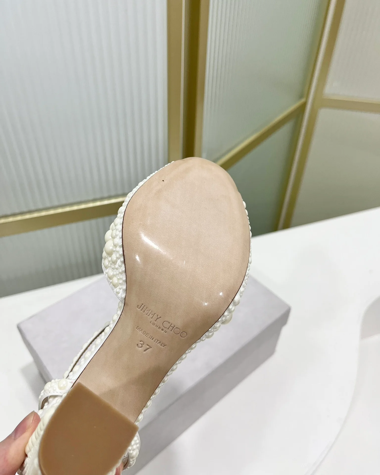 Сандалии Jimmy Retro Pearl Series на толстом каблуке средней высоты - белые.