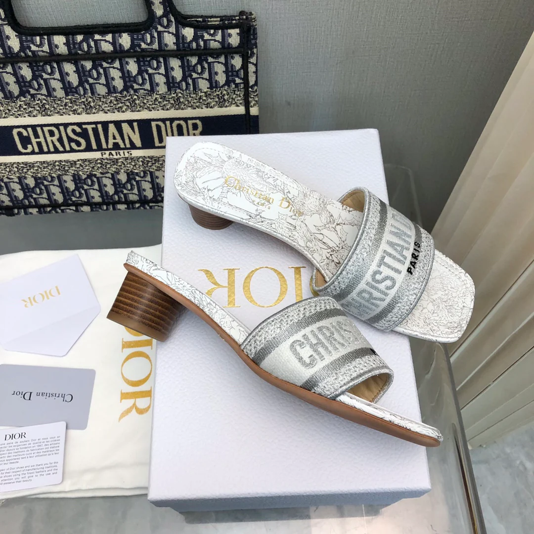 Тапочки Dior 2024 с цветочной вышивкой - серебристые