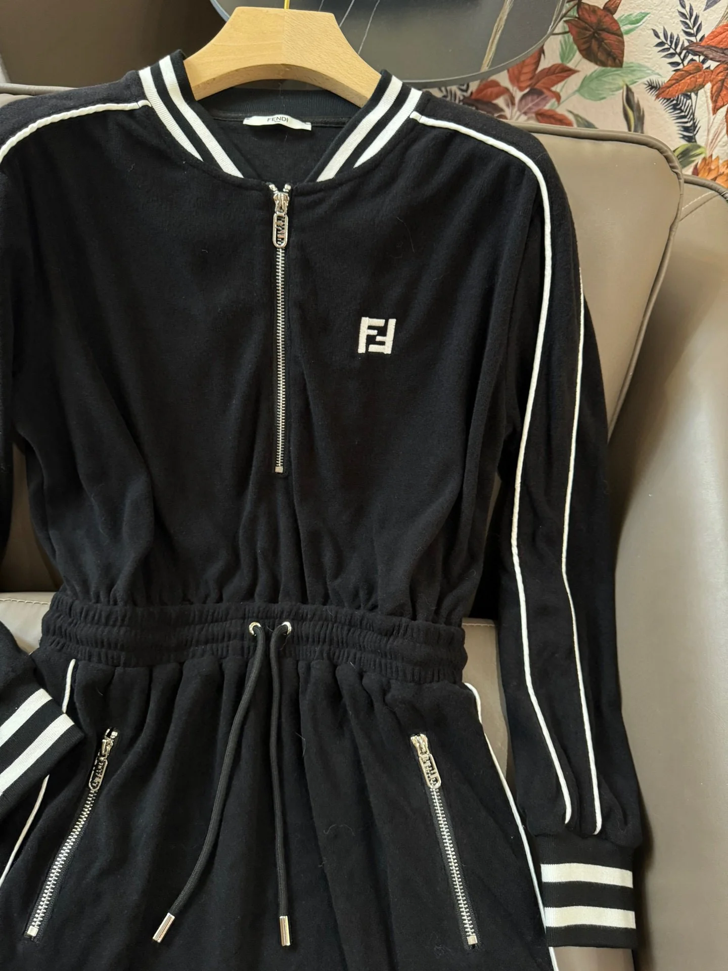 Fendi - 2403 - 24ss Новое бархатное платье с длинными рукавами и вышитой надписью