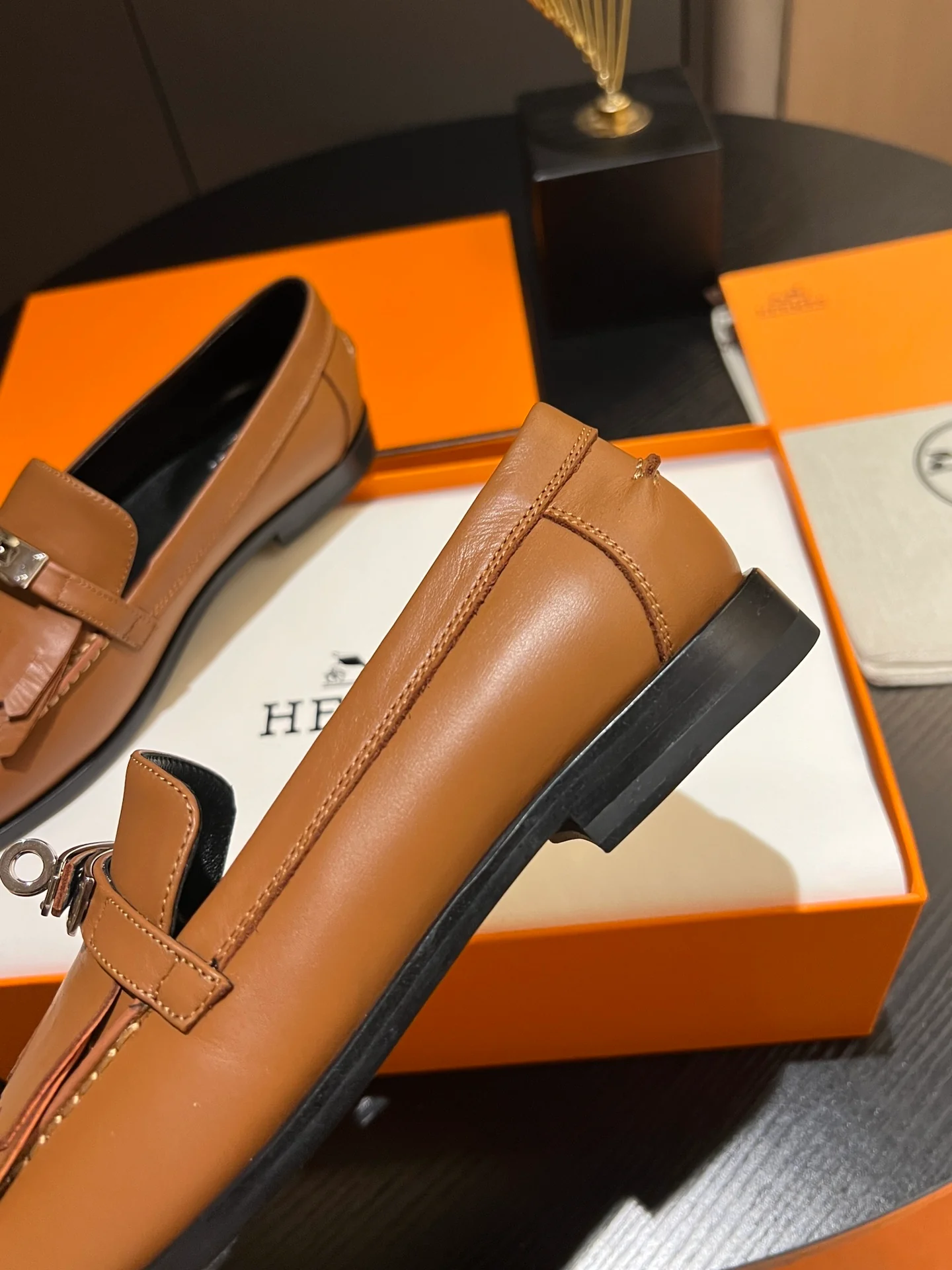 Лоферы Hermes 2024 с металлической пряжкой - коричневые