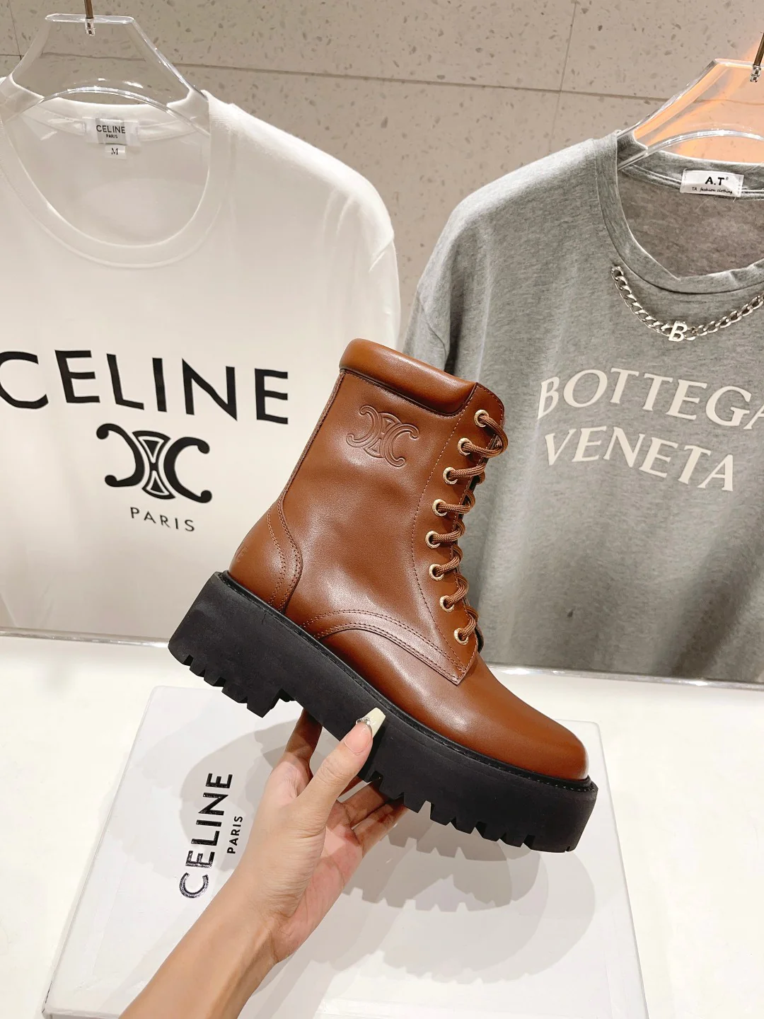 Celine - Новинка сезона осень/зима 2023 - Ботильоны из винтажной лакированной кожи с тиснением ?Триумфальная арка?