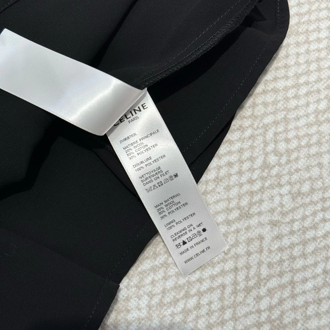 Новое маленькое черное платье Celine весна/лето 2024 с французскими оборками и V-образным вырезом.