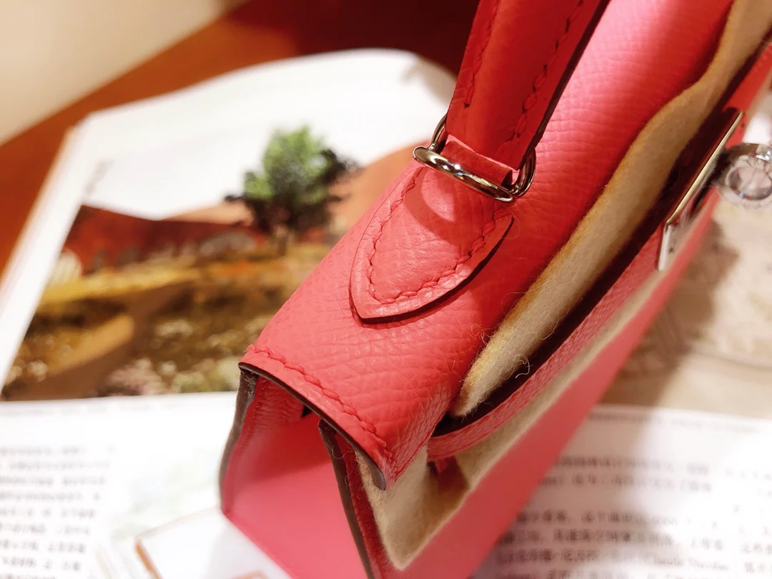 Мини-сумка Hermes Kelly 2-го поколения, 22 см, розовая, с серебряной пряжкой.