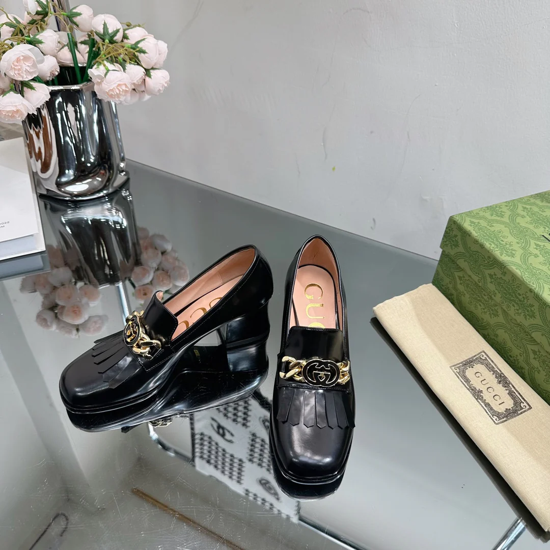 Новинка сезона осень/зима 2023 от Gucci - Лоферы на высоком каблуке - Лакированная кожа, черные