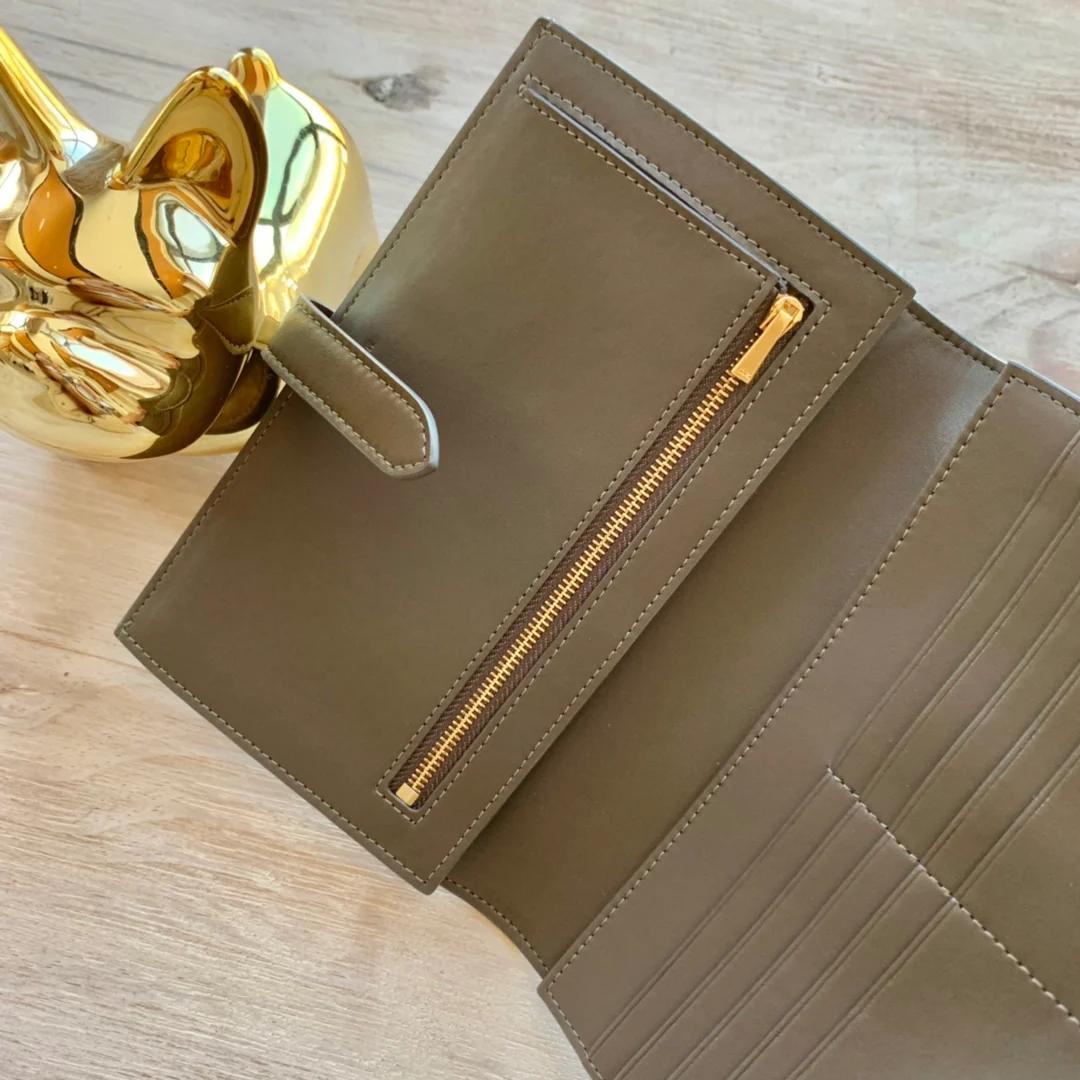 Длинный кошелек Celine - Кошелек с ремешком из крупной зернистой телячьей кожи - 15