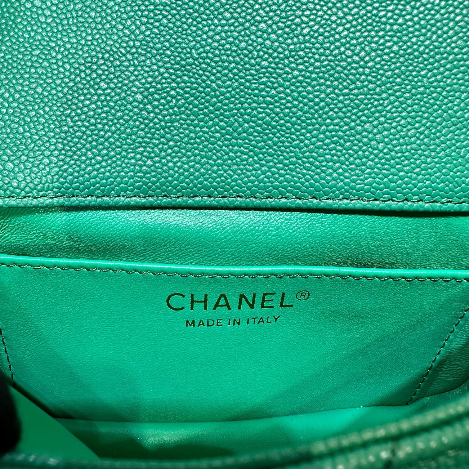 Новинка коллекции Chanel Весна/Лето 2023 - Сумка CF в форме сердца с регулируемой пряжкой и цепочкой - Телячья кожа с текстурой 