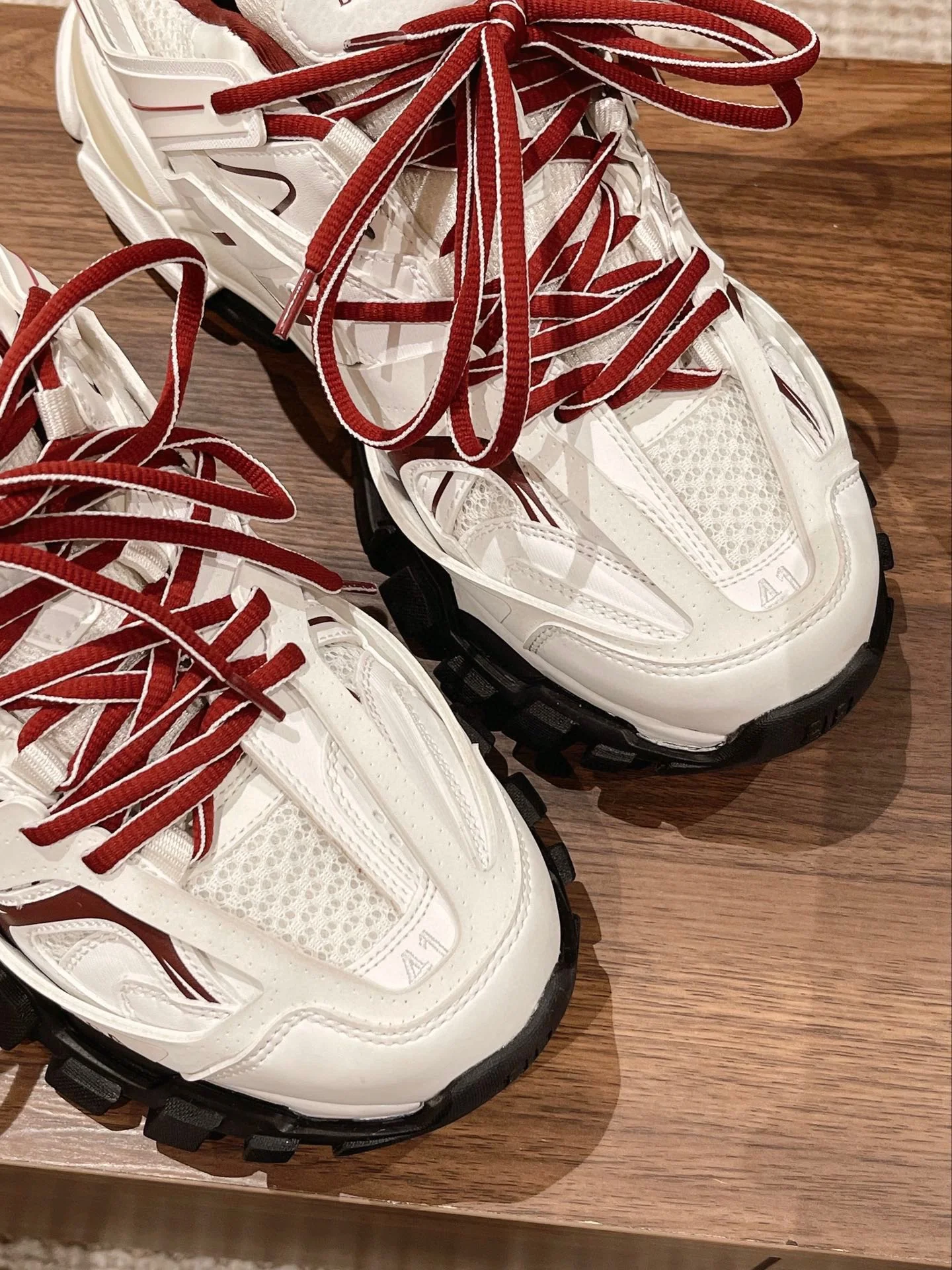 Кроссовки Balenciaga Track 3-0 (3-го поколения) Chunk - унисекс - белые с красными шнурками