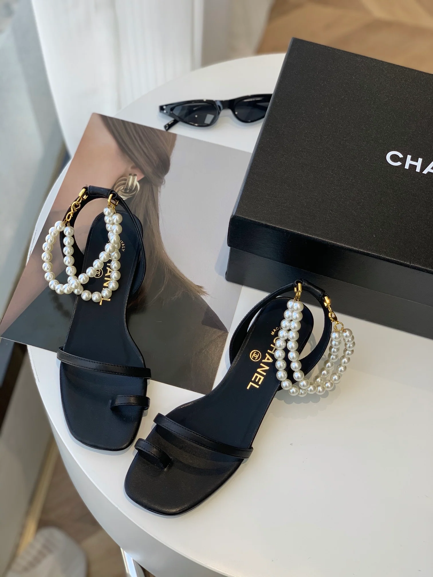 Новинка весны 2023 года от Chanel - Жемчужные сандалии - Черные