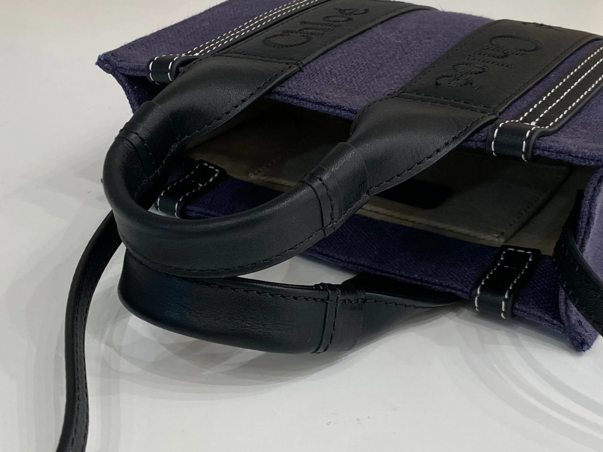 Новинка весны 2023 года от Chloe - сумка-тоут Woody - льняная кожа, темно-синий с черными элементами - мини-версия.