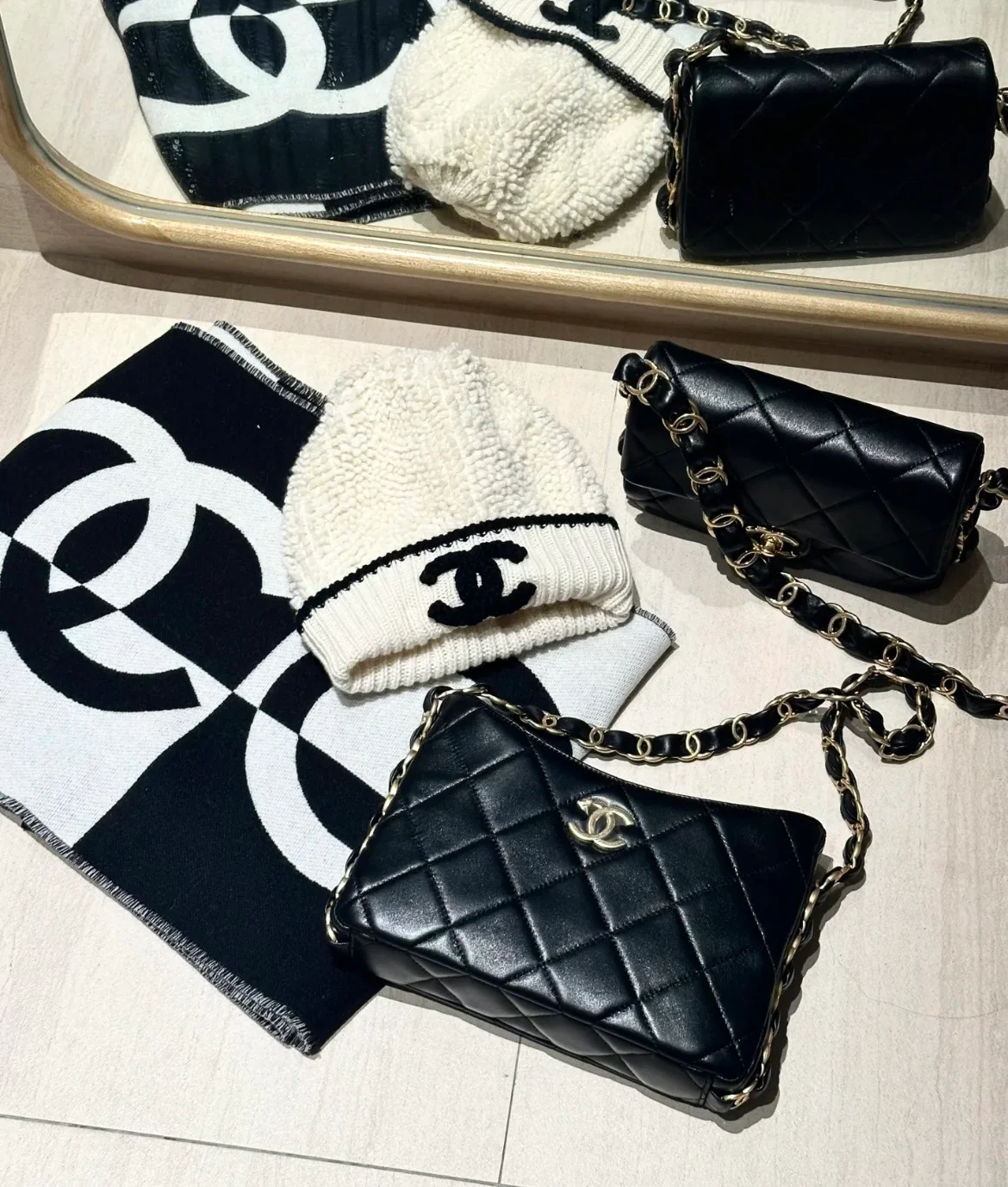 Сумка-хобо Chanel с массивной цепочкой в ??стиле хиппи — черная.