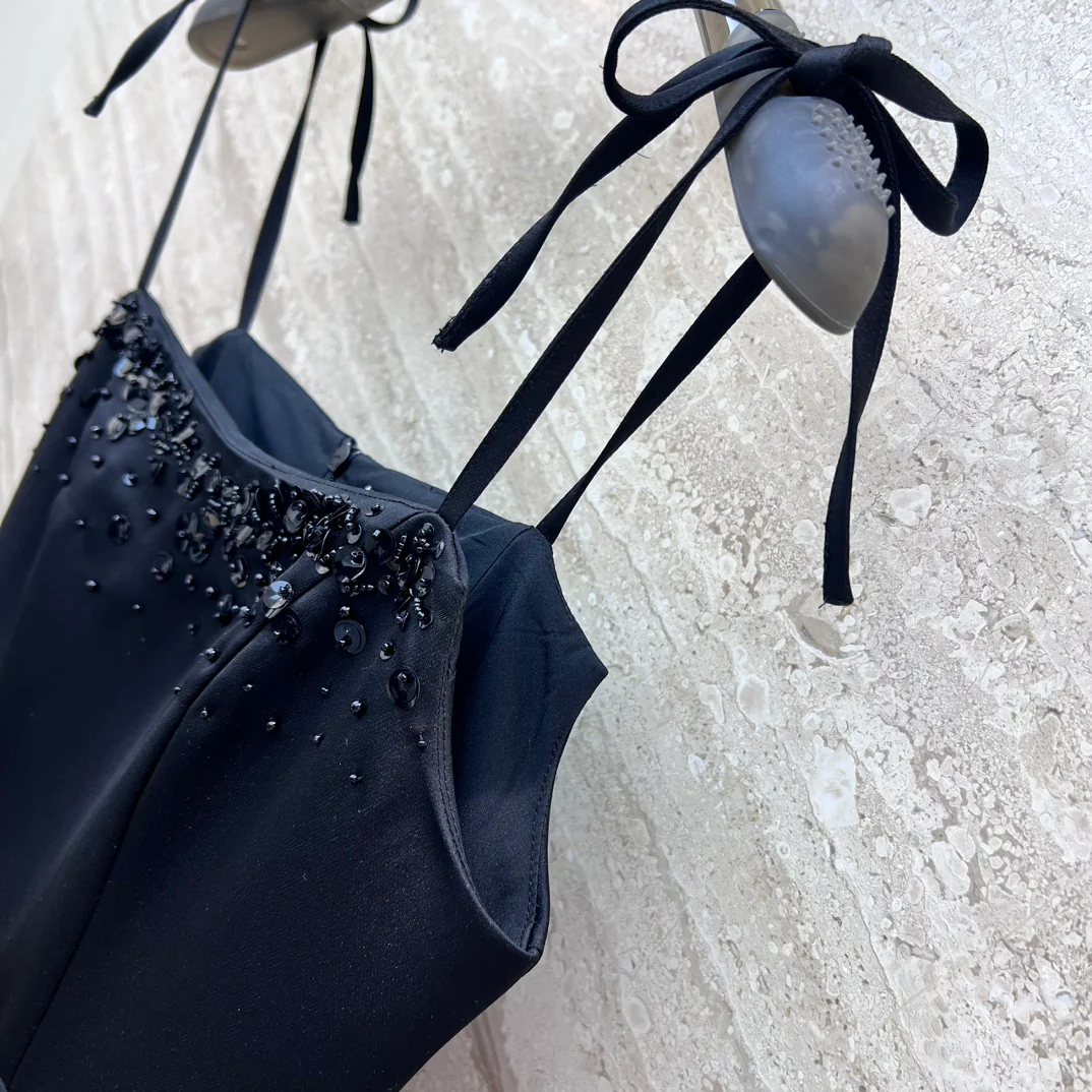 Miu Miu - 2404 - Классическое элегантное маленькое черное платье в стиле Хепберн, расшитое бисером, на тонких бретельках.