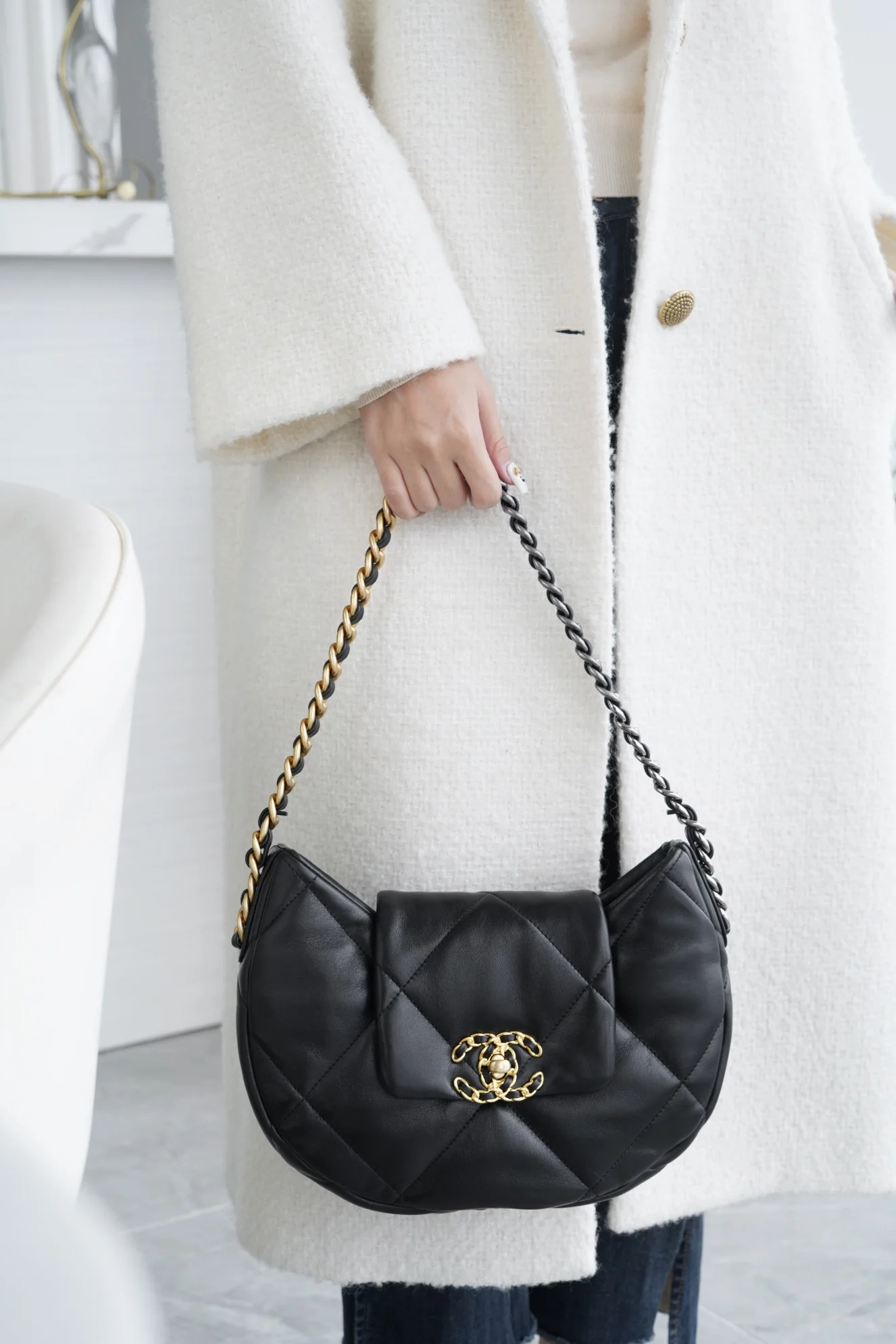 Новая коллекция Chanel ?Ранняя весна? — 24c — 19bag — сумка-хобо под мышкой — черная.