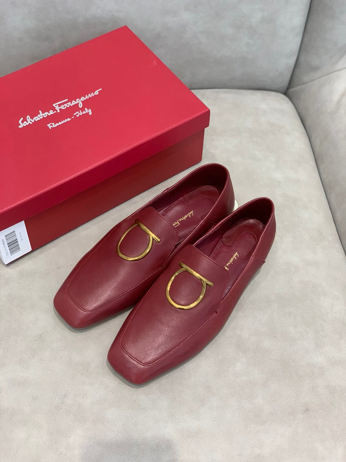 Туфли Salvatore Ferragamo - пряжка в форме подковы - каблук 2 см - лоферы - красные