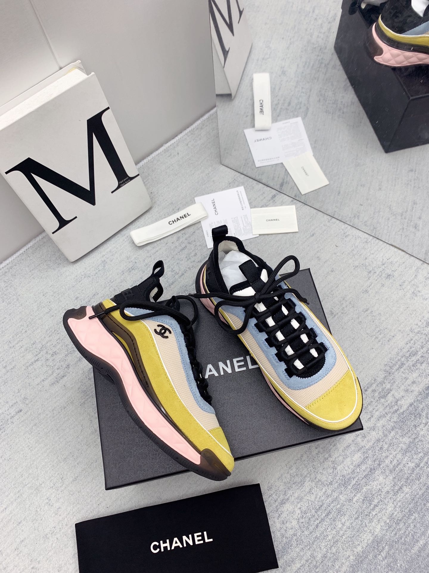 Новинка сезона осень/зима 2021 от Chanel — стеганые кроссовки — желто-розовые.