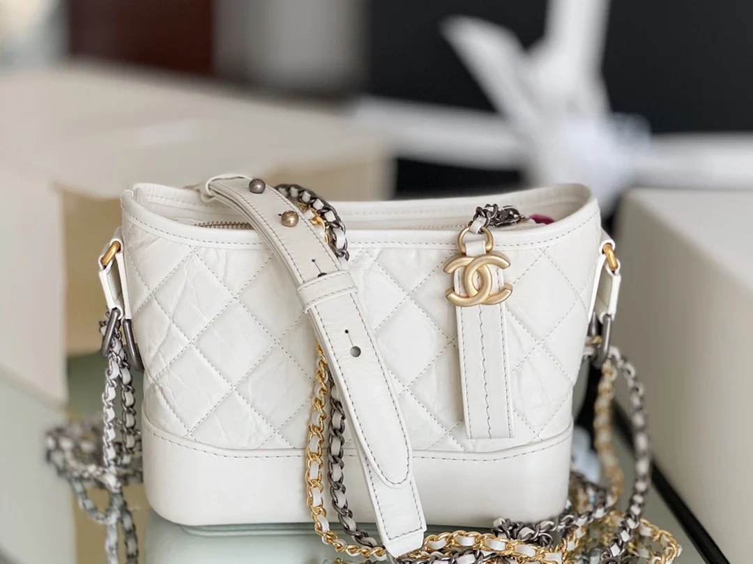 Сумка-хобо Chanel - белая, стеганая - маленькая