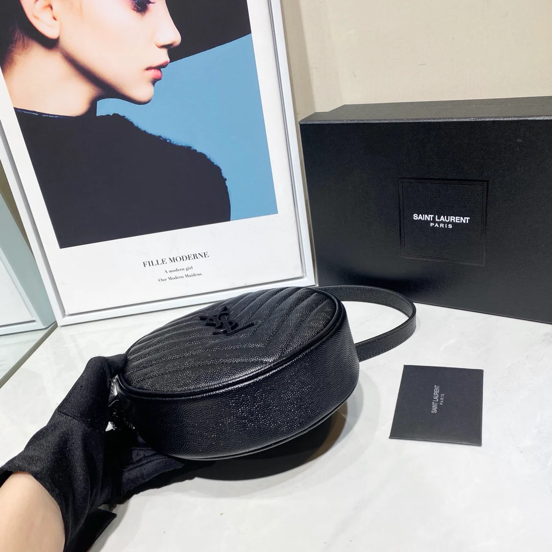 Маленькая круглая сумка YSL Vinyle - черная с черной пряжкой.