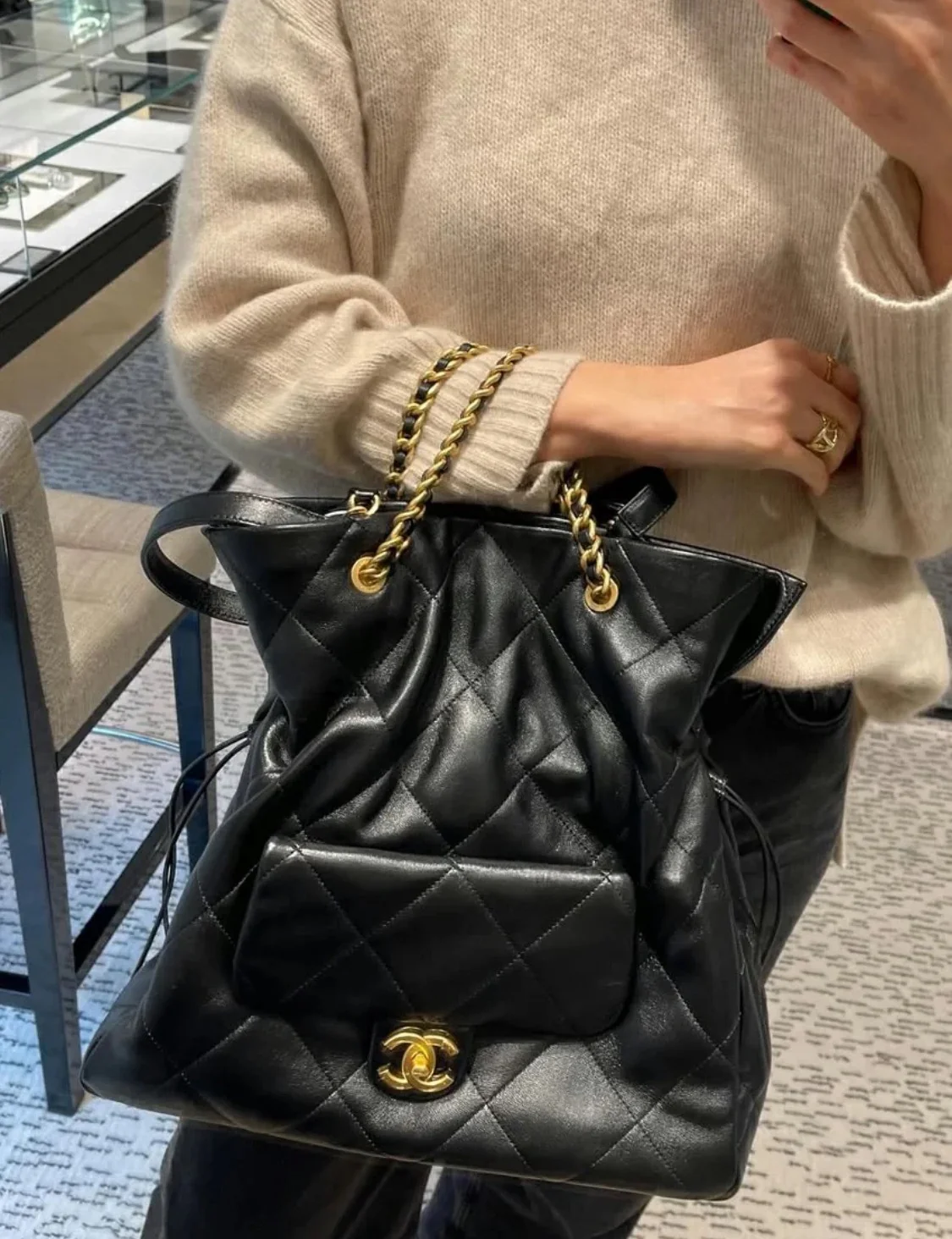 Большая сумка-шоппер Chanel 25c, черно-золотая.