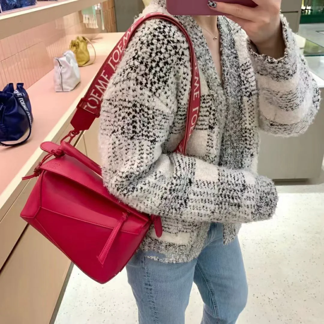 Сумка Loewe Puzzle Geometric с плечевым ремнем в виде буквы — розовая.