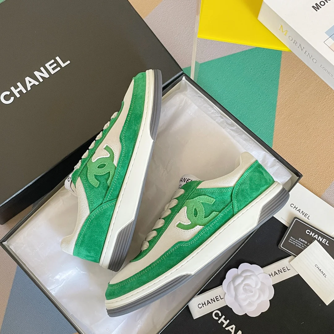 Новинки коллекции Chanel Весна/Лето 2023 - Замшевые кроссовки - Повседневная обувь - Спортивная обувь - Зеленый