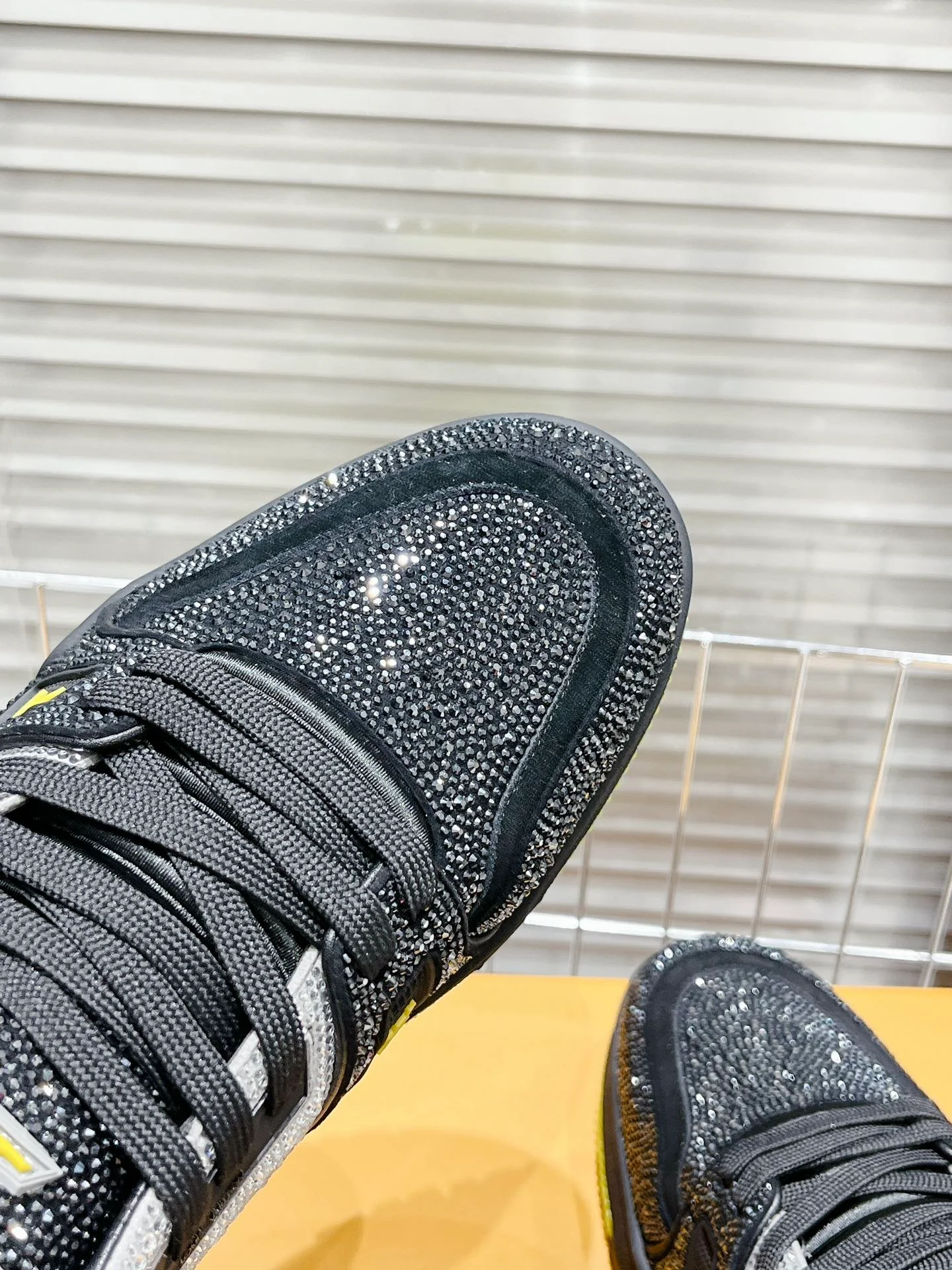 Кроссовки LV Trainer - обувь для скейтбординга - глянцевые черно-желтые - унисекс