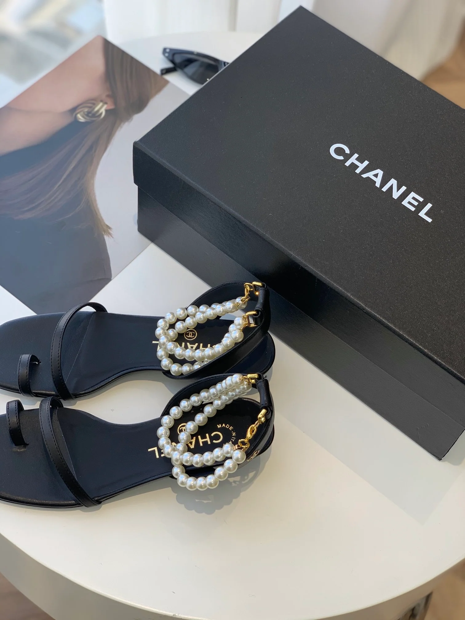 Новинка весны 2023 года от Chanel - Жемчужные сандалии - Черные