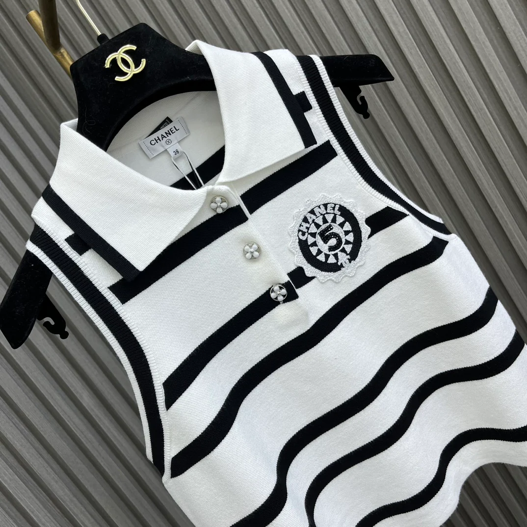 Chanel - 2404-24 Новинка: Вязаный жилет в полоску с воротником