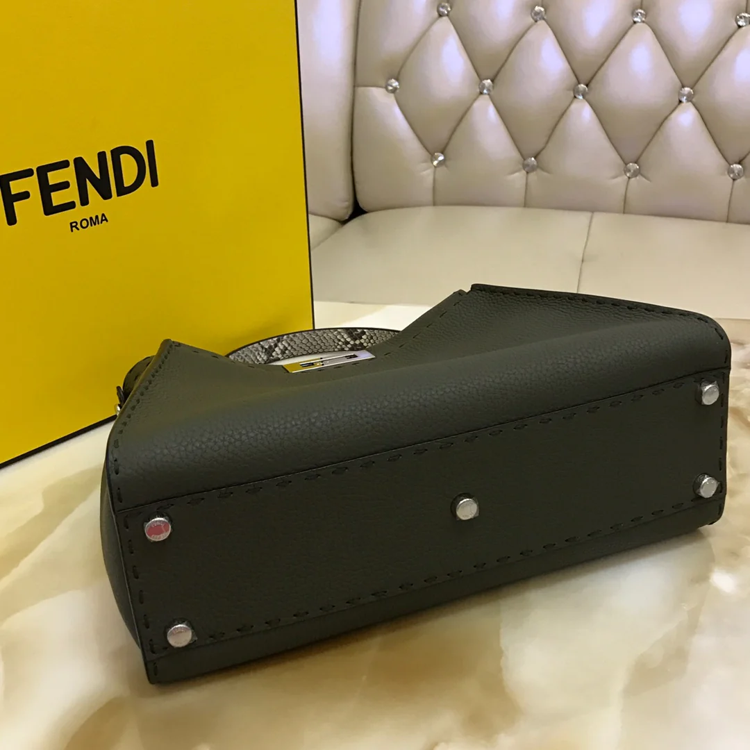 Сумка Fendi Peekaboo Medium из черной кожи.