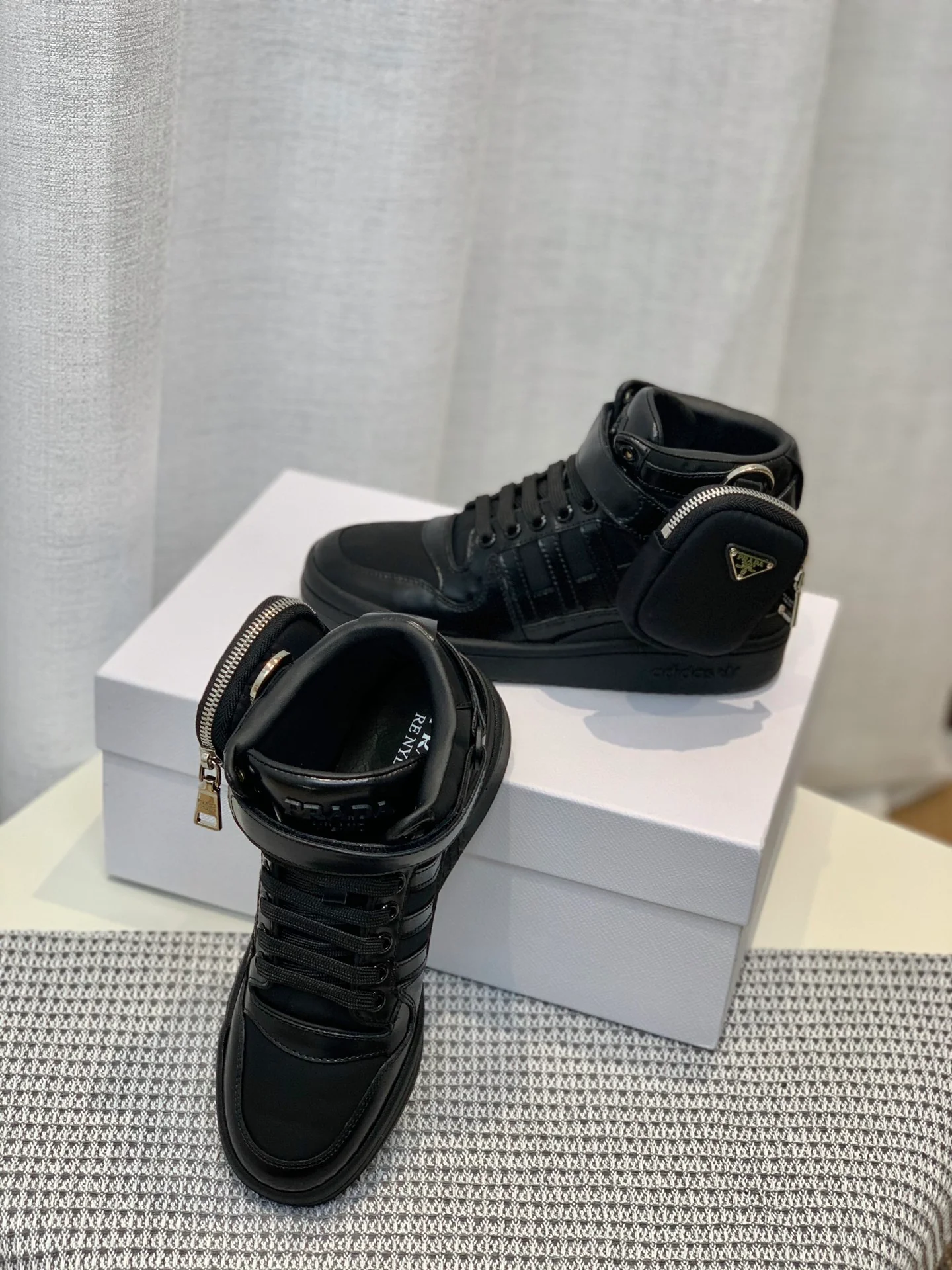 Обувь Prada - результат сотрудничества Prada и Adidas - спортивная и повседневная обувь - черная