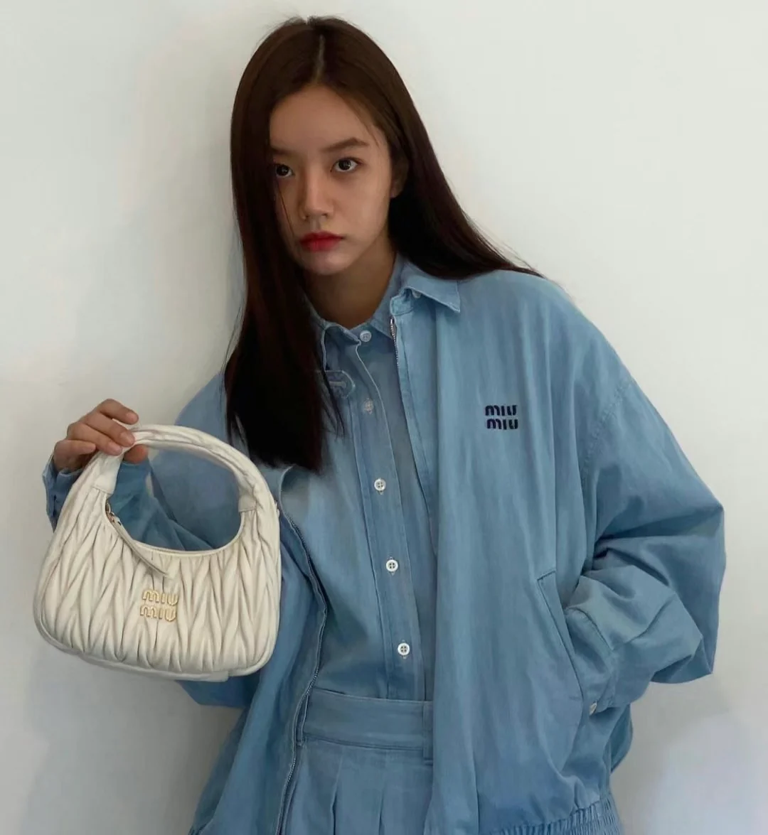 Сумка Miu Miu Wander — маленькая, из овечьей кожи — носите и делитесь с другими.