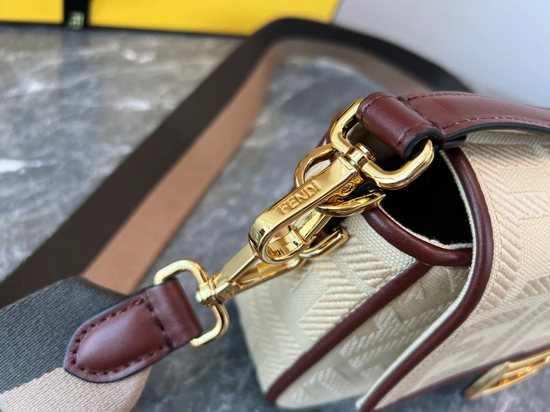 Сумка-багет Fendi — вышитая, бежевая.