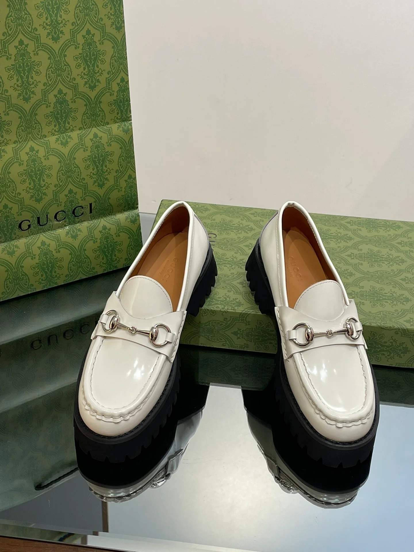Лоферы Gucci 2024 на платформе с серебряной пряжкой и пряжкой в ??виде конской уздечки - белые