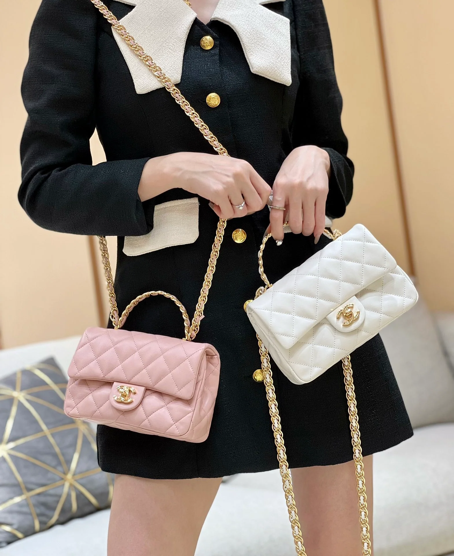 Ручка сумки Chanel 23a CF со стразами - розовая