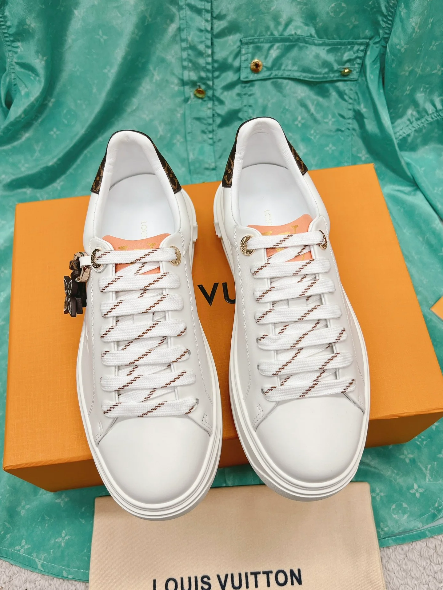 LV-Vuitton-Yayoi Kusama-Classic White Sneakers-Embosed White
