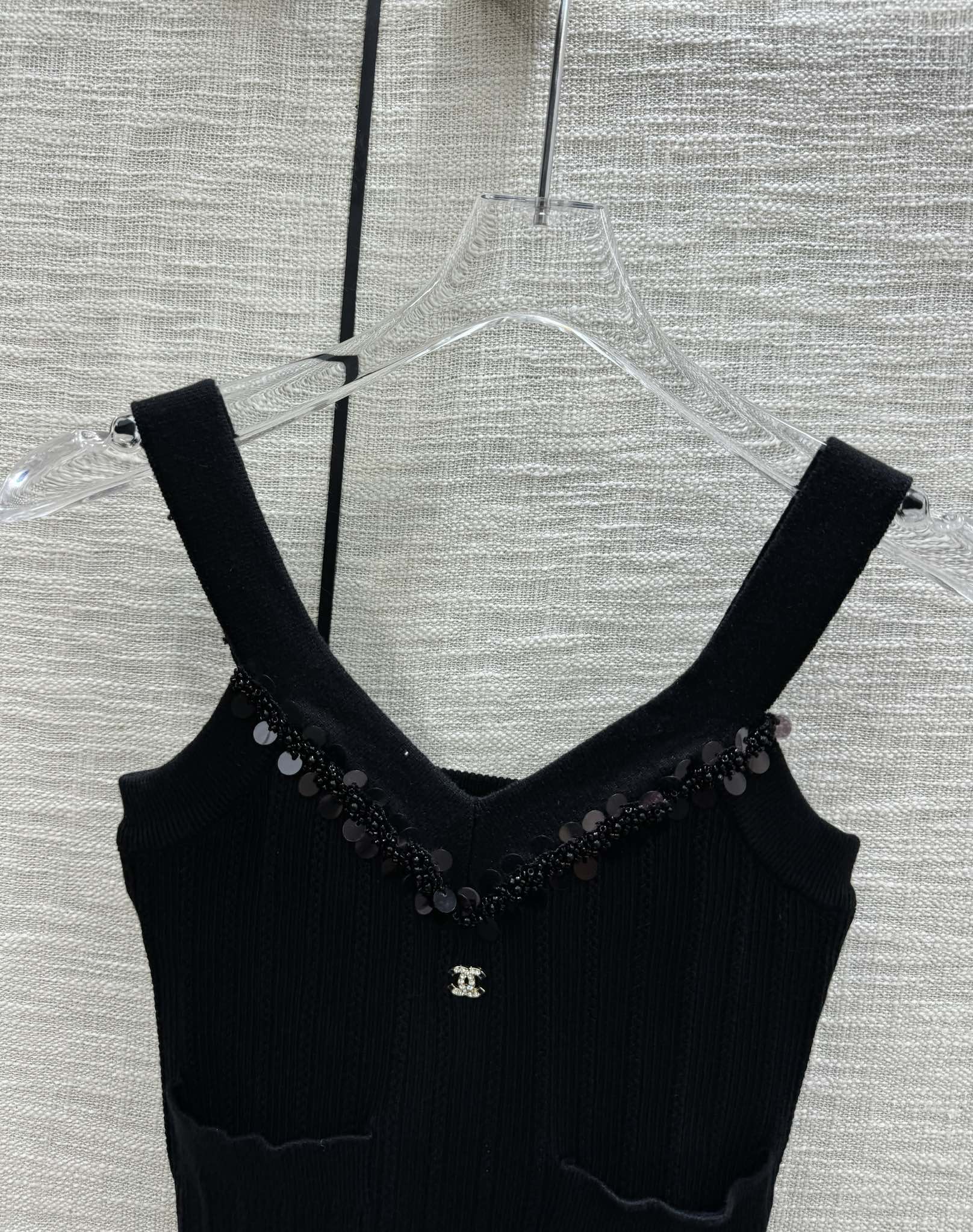 Вязаная майка Chanel 2403-24 из коллекции ?Ранняя весна?, с крупными пайетками, V-образным вырезом, черная.