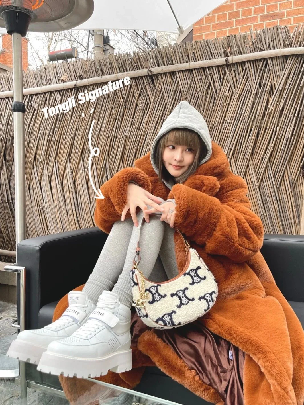 Новинка 2022 года от Celine - Высокие кроссовки - Классический баскетбольный стиль - Фотографии на ноге