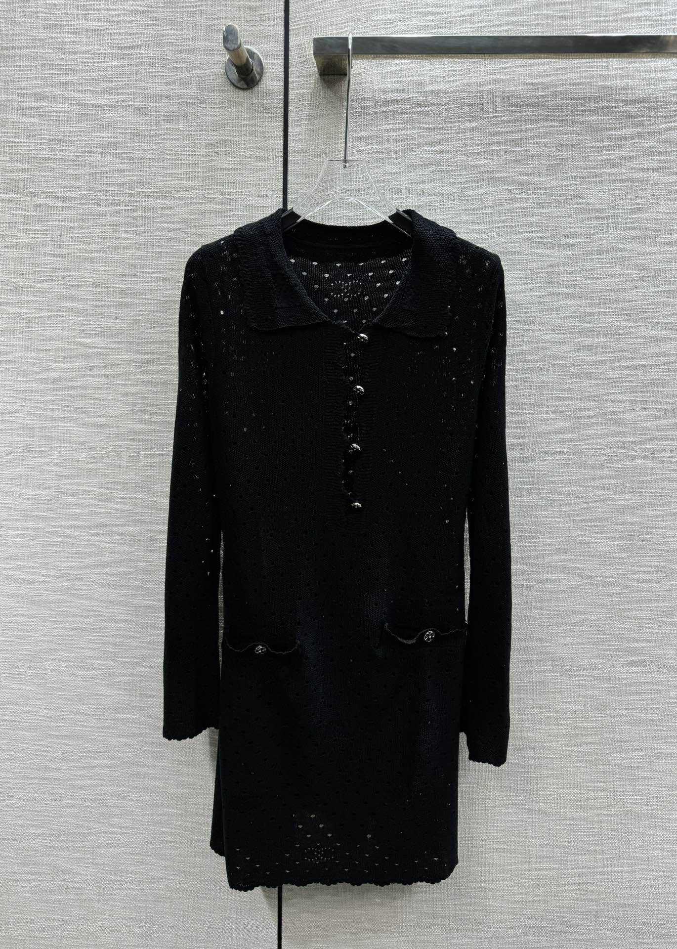 Chanel 2403 - Платье из ажурной вязки с двойной буквой С - Черное