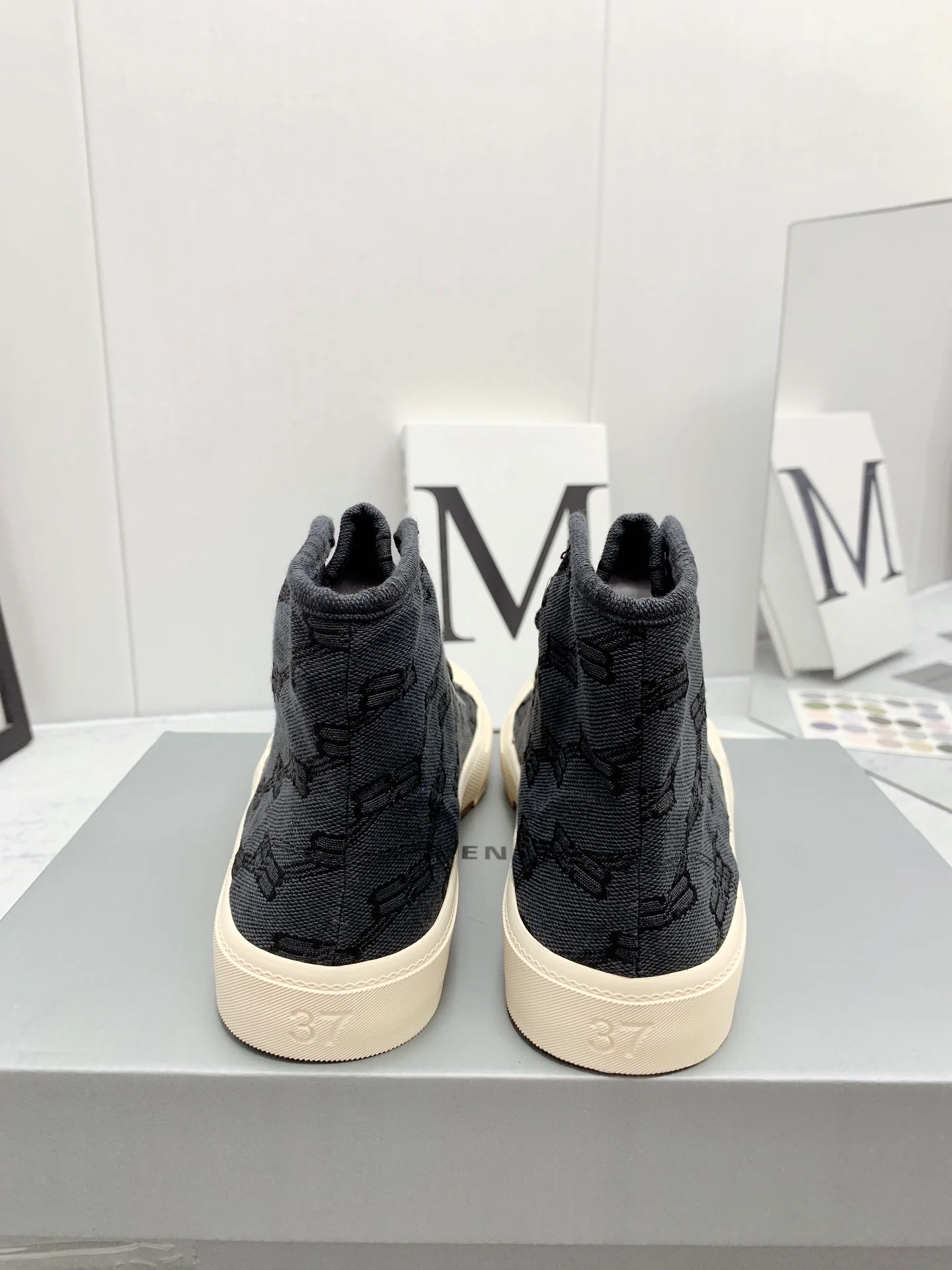 Новинка сезона осень/зима 2022 от Balenciaga - Кед Paris - Унисекс - Черный