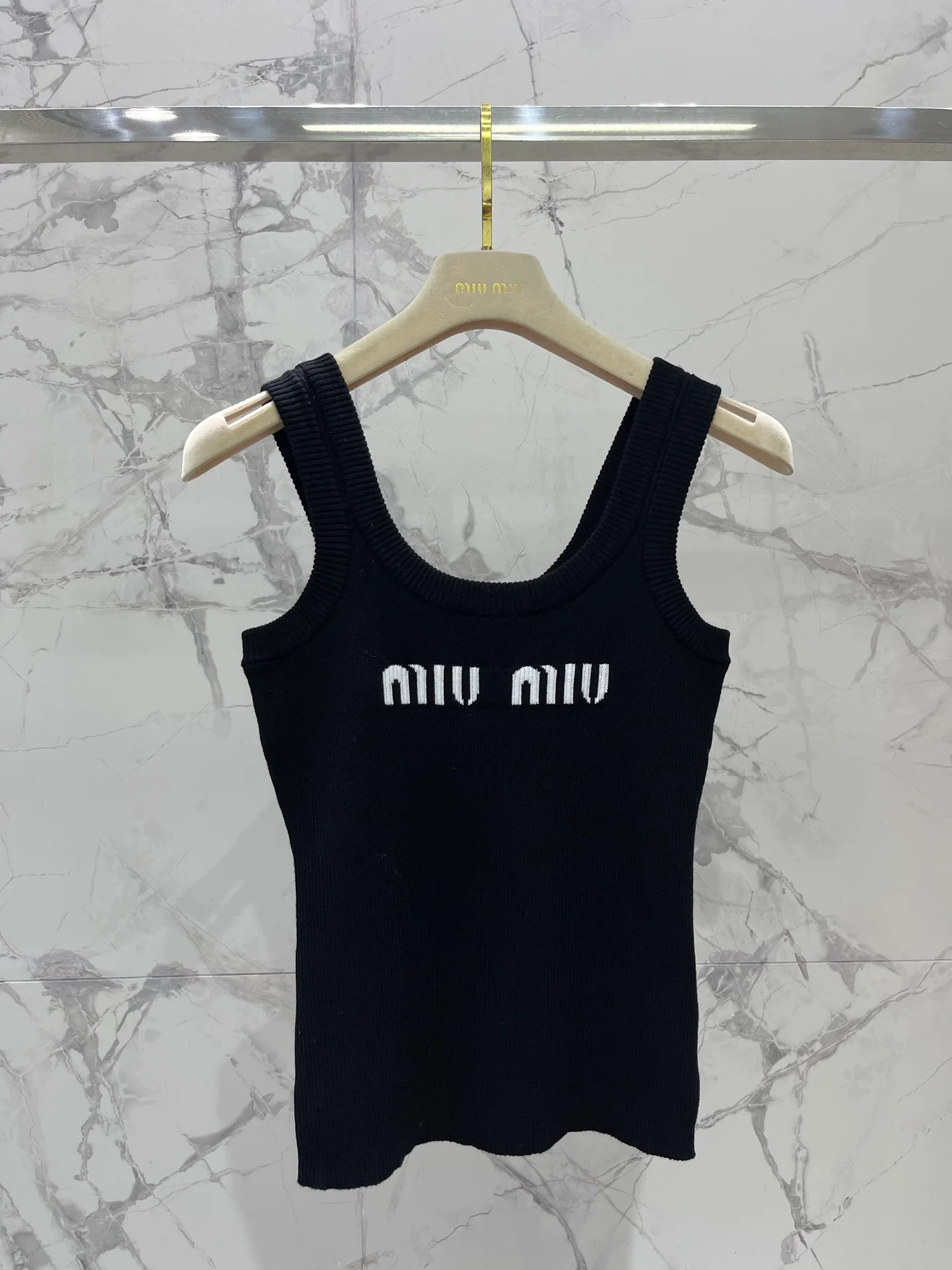 Miu Miu - Летняя новинка 2404-24: Элегантный вязаный жилет с U-образным вырезом - Черный