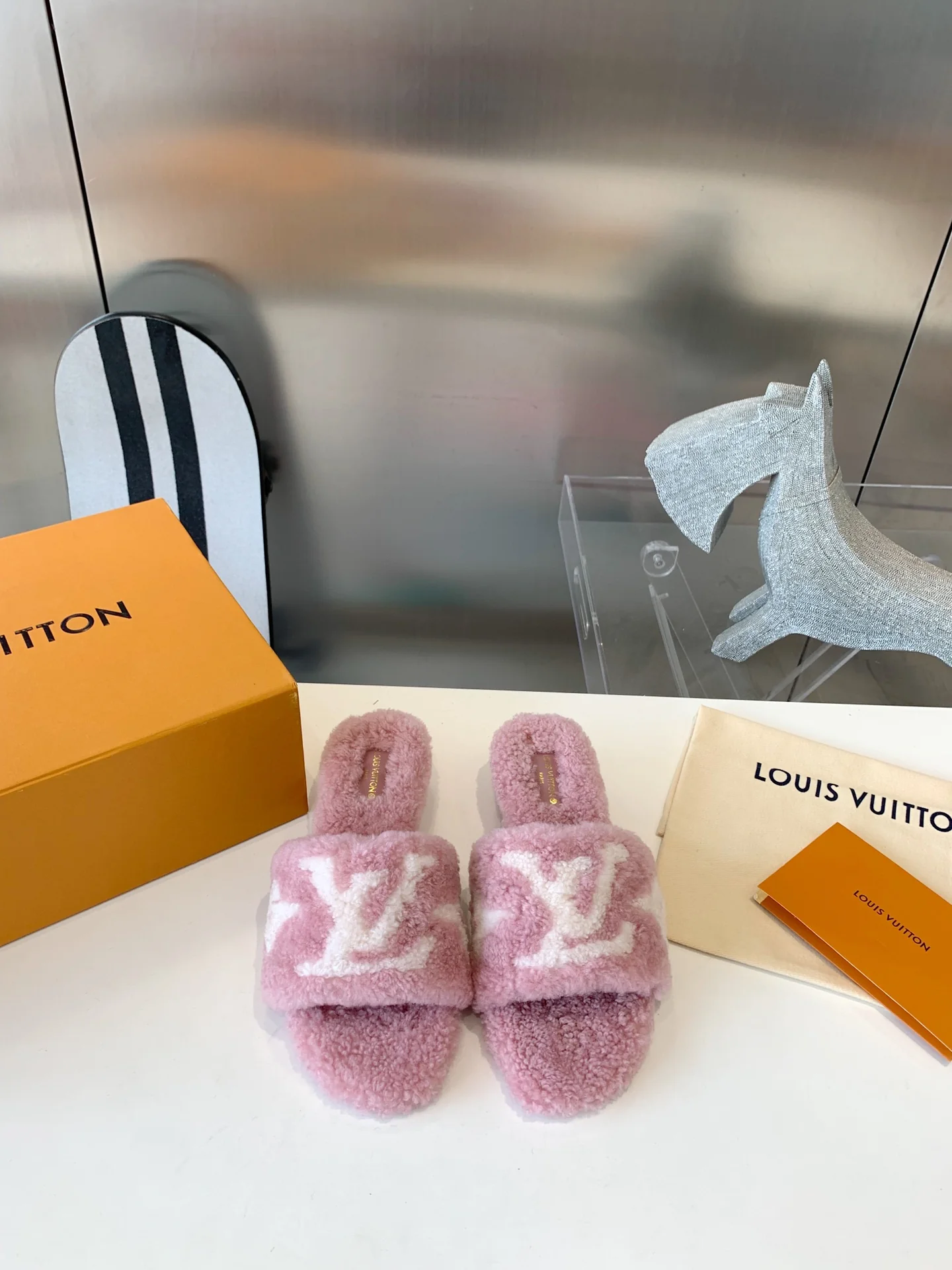 Новинка LV 2022 года - Меховые тапочки - Розовые