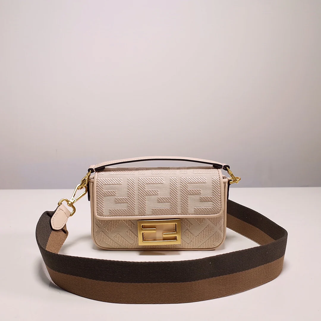 Сумка Fendi Baquette, маленькая, из розового холста.
