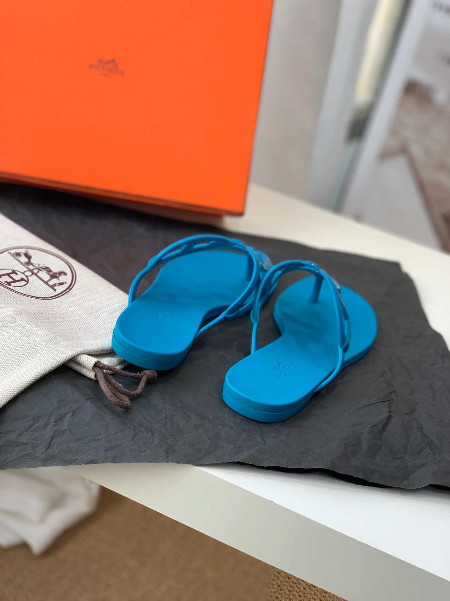 Новые шлепанцы Hermes-aloha с изображением свиного носа