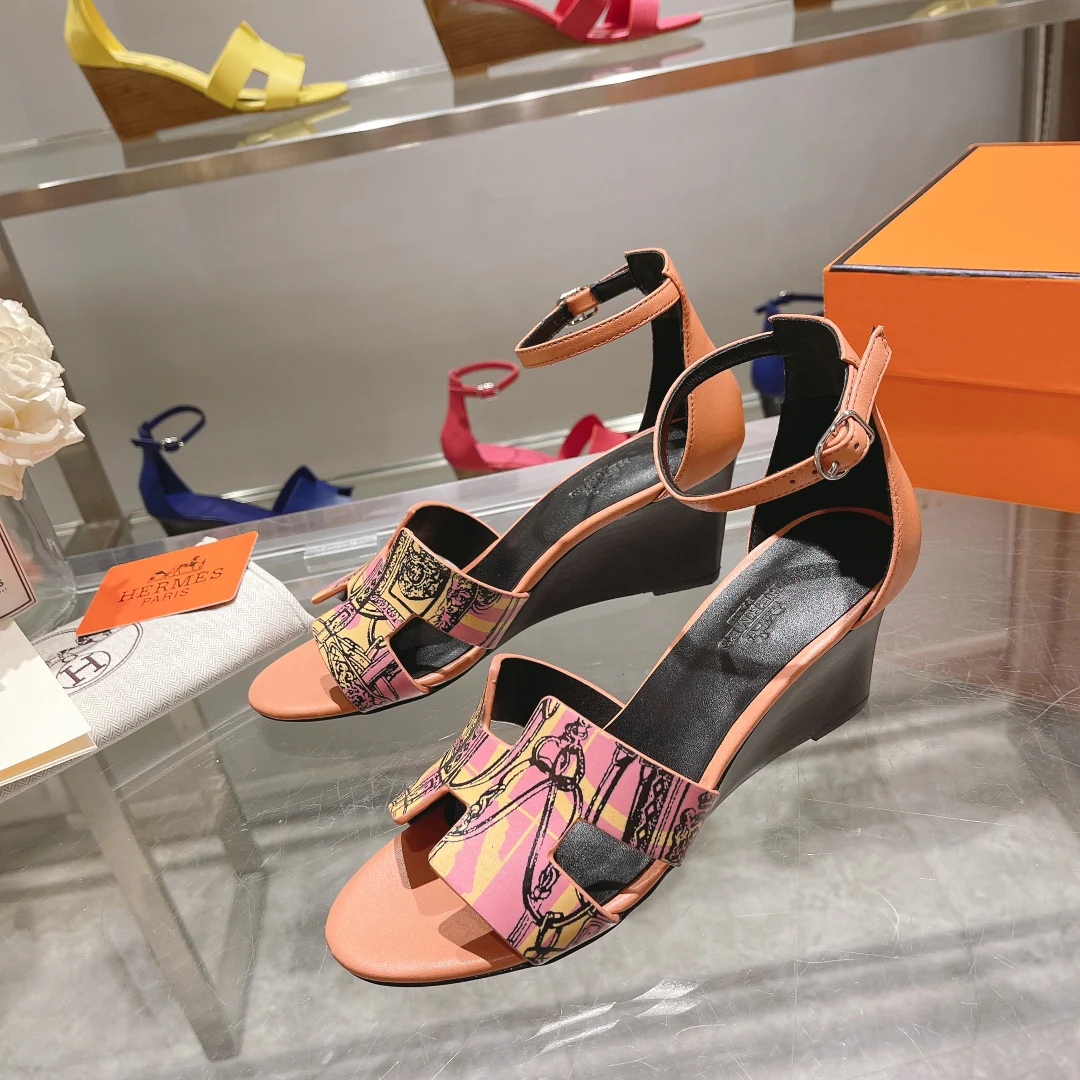 Новинка весны 2022 года от Hermes - Сандалии на массивном каблуке - 2 шт.