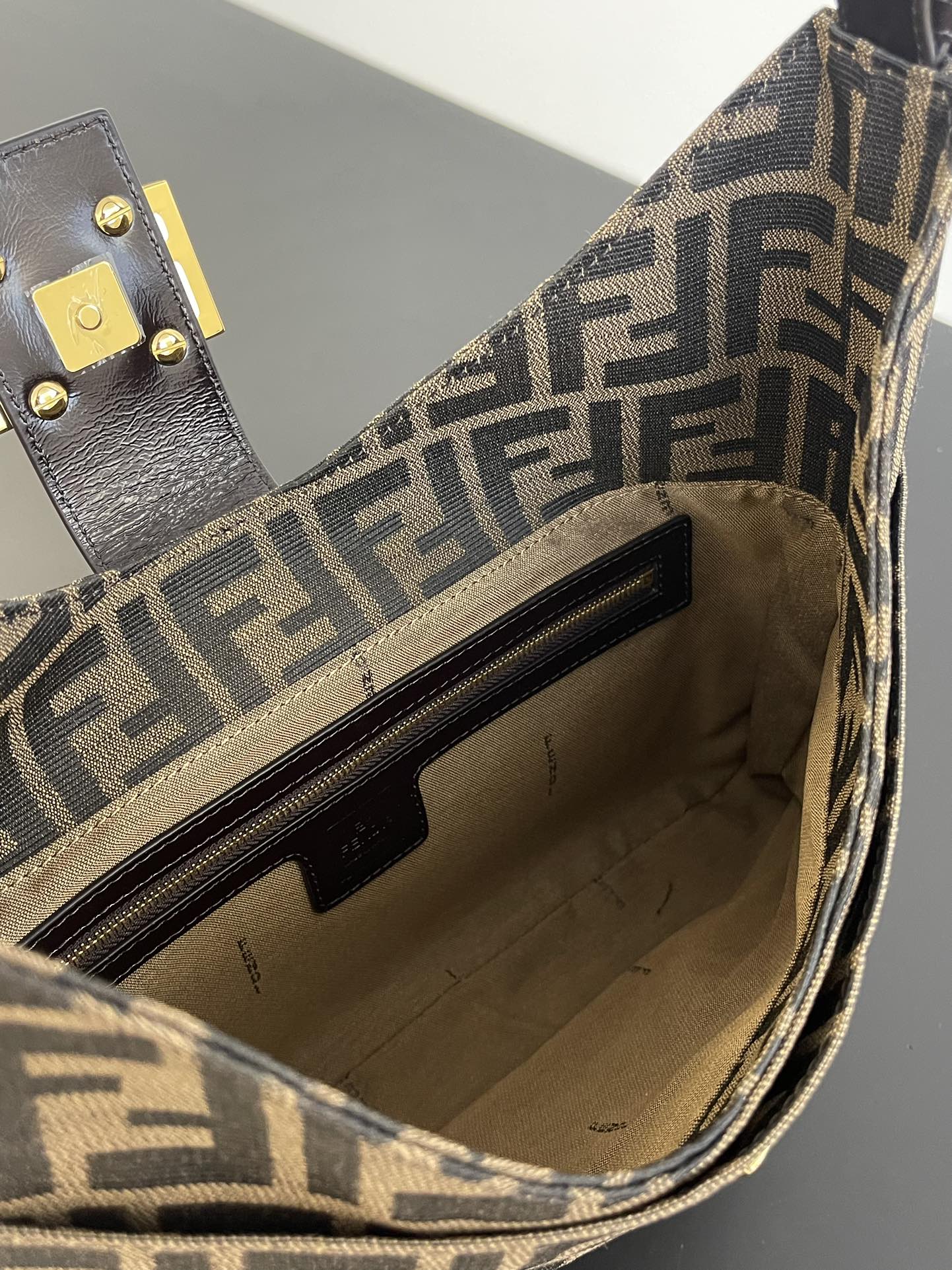 Винтажная сумка Fendi Monogram с золотой пряжкой через плечо