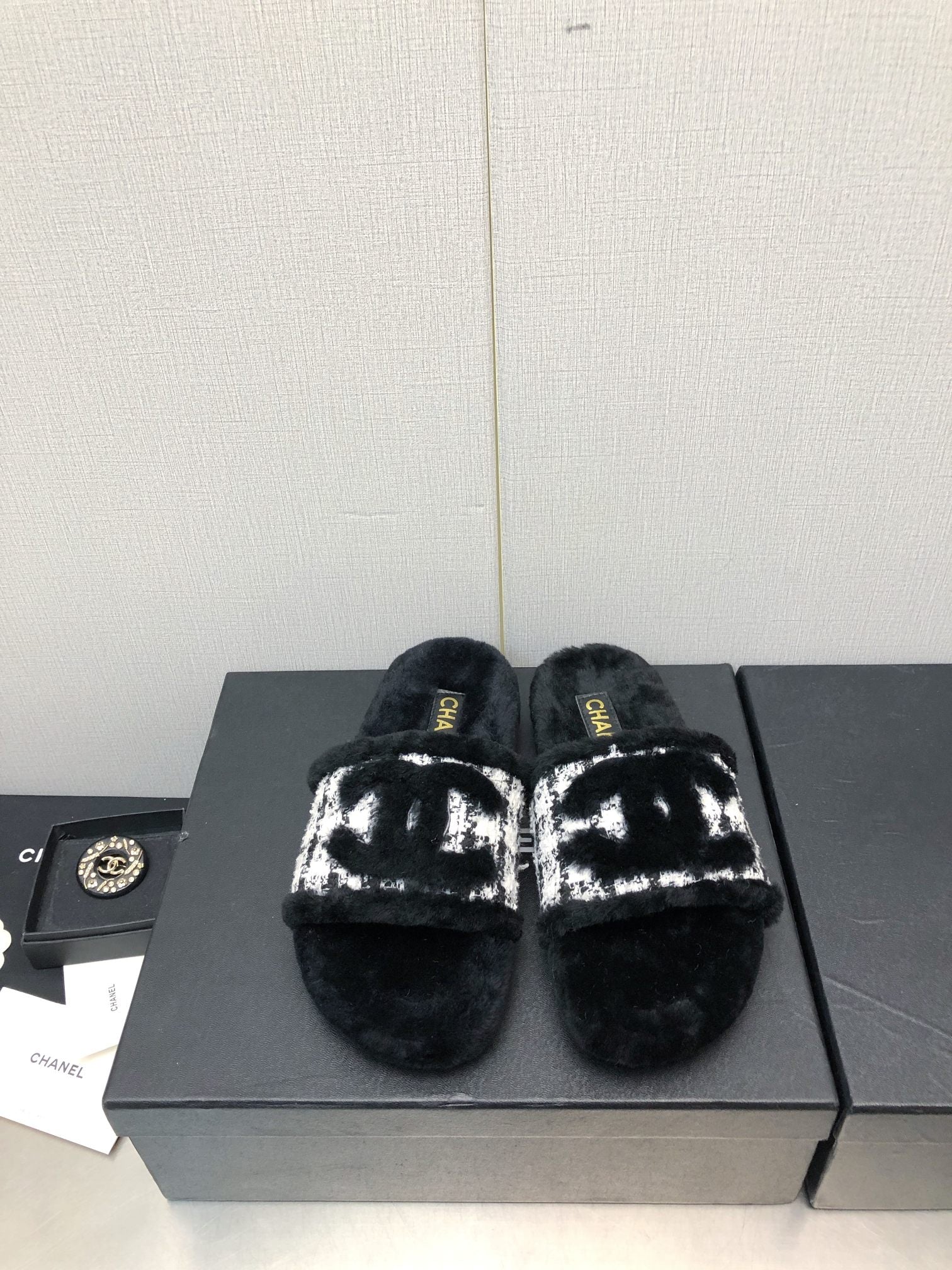 Новинка сезона осень/зима 2023 от Chanel - шерстяные клетчатые тапочки - белые.