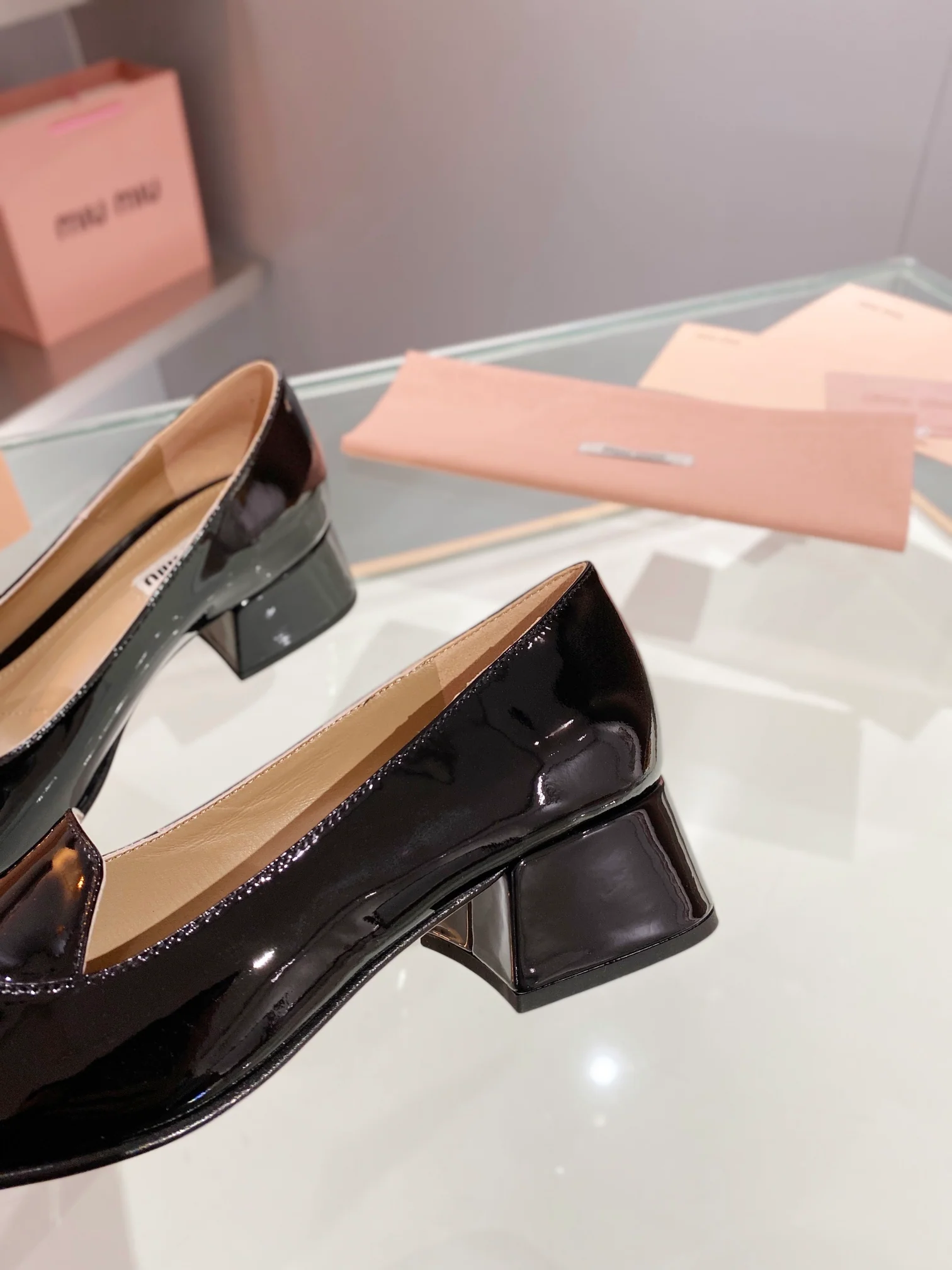 Новинка весны 2023 года от Miu Miu - Туфли на массивном каблуке с закрытым носком - Белые - 1