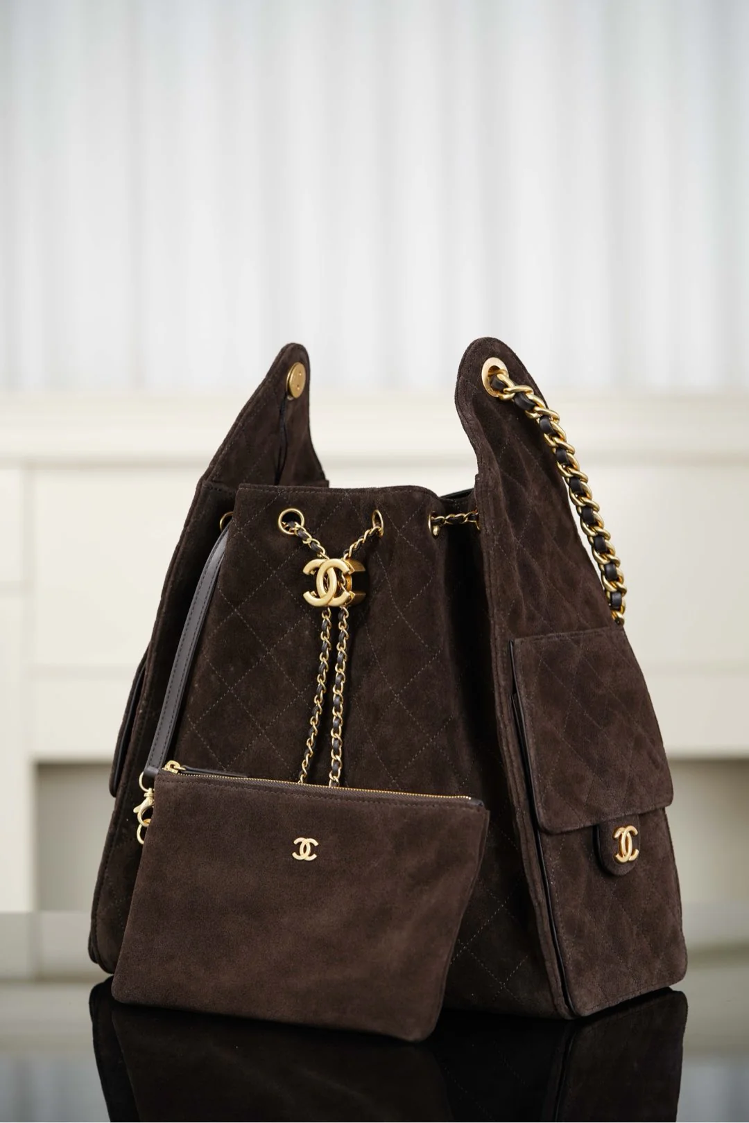 Сумка-ведро Chanel на завязках - замшевая сумка-хобо - большая, коричневая - золотистая фурнитура