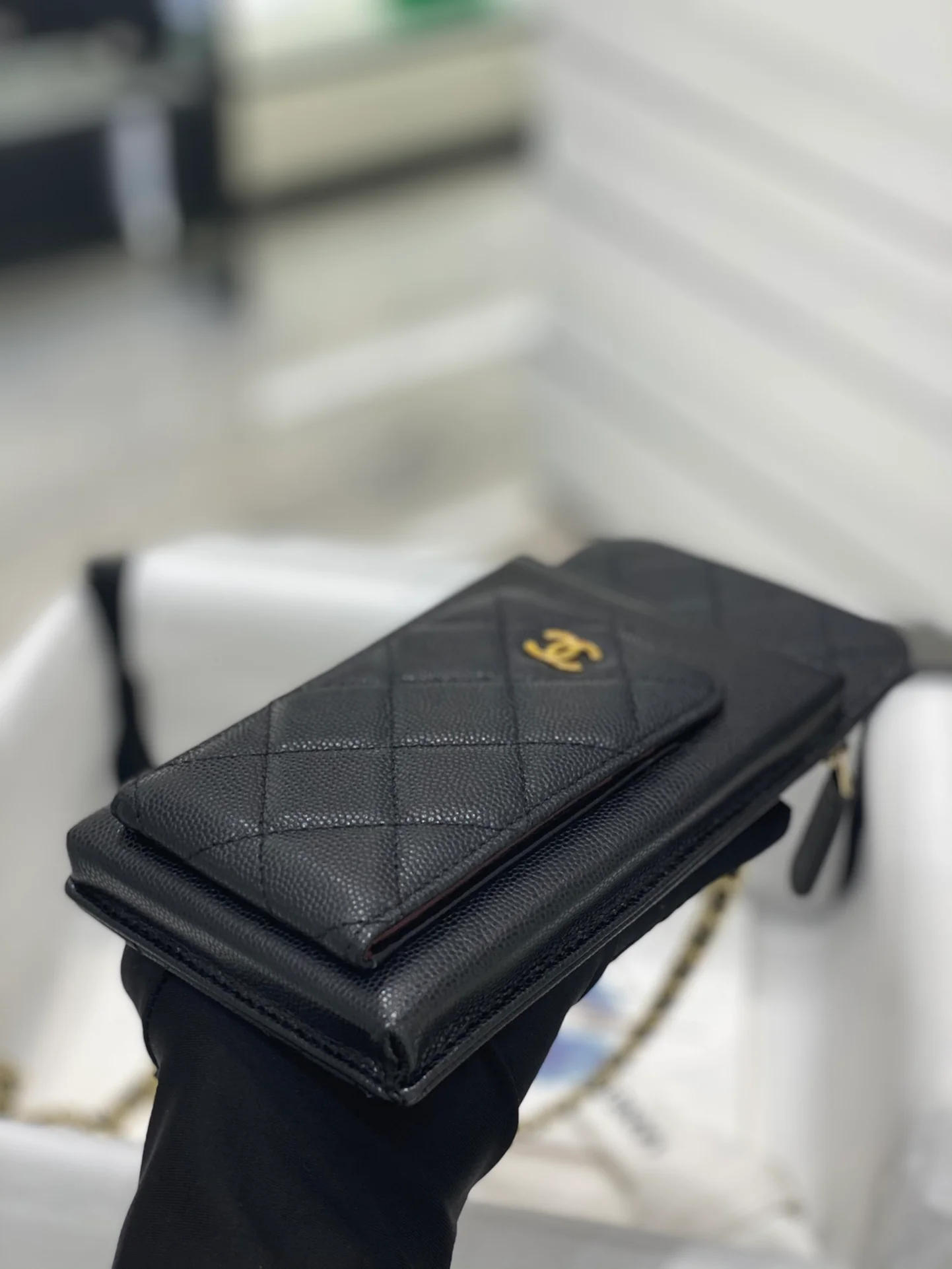 Chanel - Сумка для телефона из зернистой кожи - Черная с золотой фурнитурой