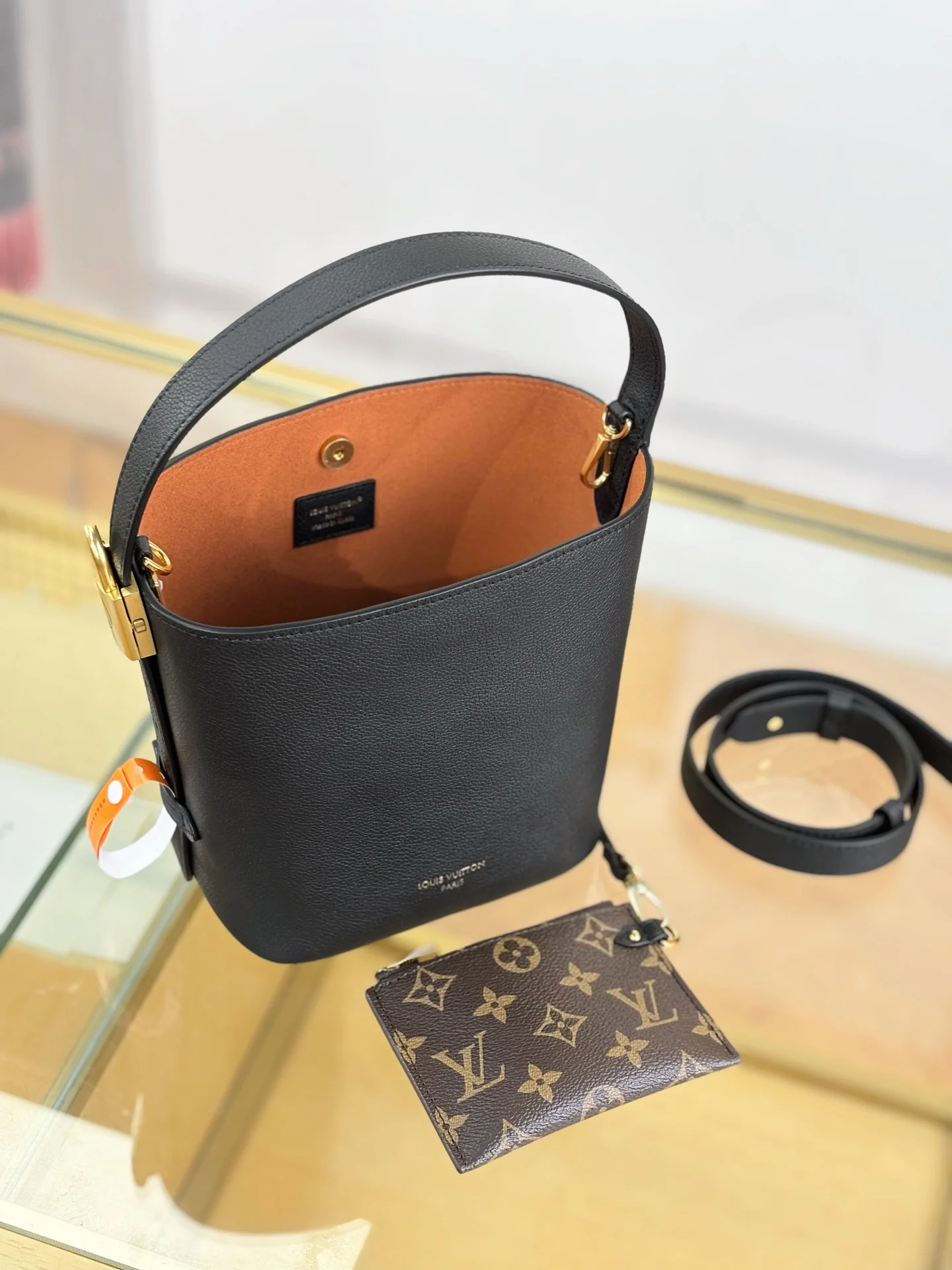 LV-m25543-low-key-all-in-bb сумка-черная