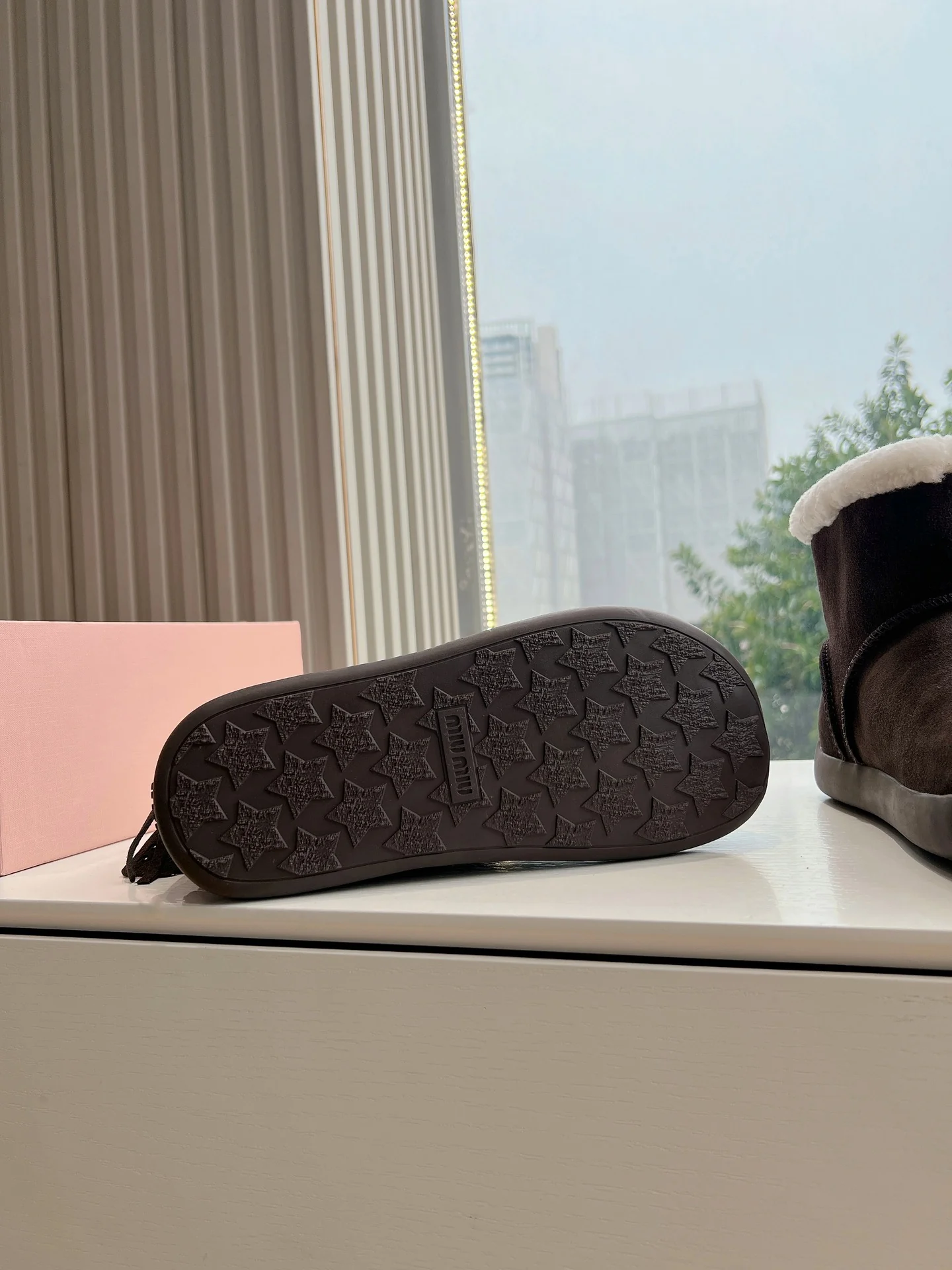 Снежные сапоги Miu Miu 2024 — темно-коричневые