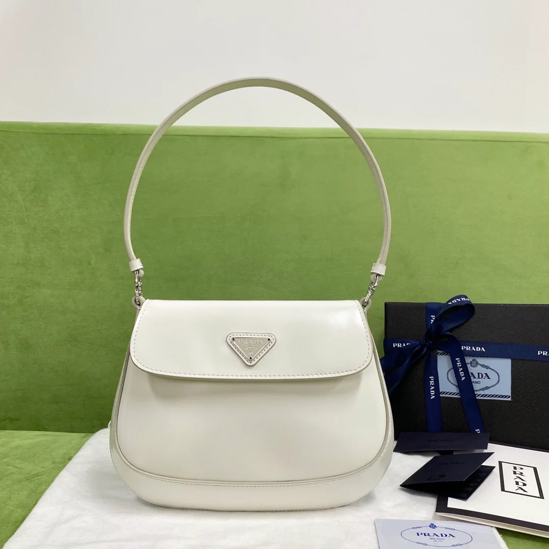 Сумка Prada Cleo Armlet Bag белого цвета (глянцевая кожа)